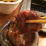 赤うし亭 - カルビだよ！しっかりタレが絡んでいるので後付けのタレはいらないくらい。ニンニクやコチュジャンをトッピングしてどうぞ。