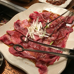 赤うし亭 - タン塩300gとカルビ650gの盛り合わせ。二つのテーブルに分けてもらったのでこれで半分です。