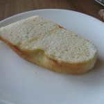アルティジャーノ - ランチのパン：自家製フォカッチャ