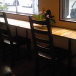 ペドラ ブランカ - 窓ぎわには一人がけのテーブル席