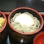 左から舞茸天、とろろ、山菜（2016.4撮影）