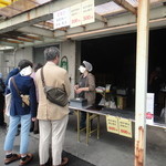 五十嵐酒造 - お盆が間に合わないほど繁盛の軽食コーナー