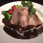 山人 - 白金豚のローストにカシスのデミグラスソースをつけます。