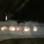 山人 - 外にはかまくらライトがあります。