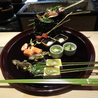 梶川 - 八寸：アマゴ（焼き）、稚鮎（唐揚）、鱒ずし、木の芽田楽（白味噌）、白子、青柳のぬた、こんにゃく アスパラ 海老 の串。