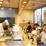 Kaisendokoro Sushitsune - みんなニコニコで寿司をほおばります。