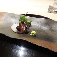 梶川 - お造り：鯛、とり貝、墨烏賊。大葉、ミョウガ、芽葱 が添えられています。鯛は薄く造られています。