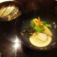 梶川 - 吸い物：蛤、若筍、菜花 の 吸い物に 人参、わかめ、山椒 が入っています。蛤 の香りと ぷりぷり の食感がイイですネ！ お椀の 蓋の内側の 金の絵柄が 吸い物の煌びやかさとよく合っています。