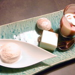 京都 なだ万 賓館 - デザート　苺のパンアコッタ　苺ソースのレアチーズケーキ　苺風味のミニ大福　苺アイス