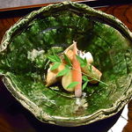 京都 なだ万 賓館 - 焼物　春の苔のような深い緑色のどっしりした器で