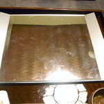 Kyouto Nadaman Hinkan - 渦巻き模様のガラス皿の下には鏡の皿　網代天井が映ってる