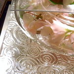 Kyouto Nadaman Hinkan - 華やかなガラスの皿・鉢・皿　鉢の中には桜の造花