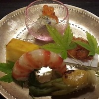 御料理　魚安 - たらの芽、車海老、厚焼き玉子、ホタルイカの白和えいくら乗せ、車海老頭素揚げ。