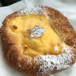 むぎこ製パン所 - スパンダワー デニッシュ生地にカスタードクリームがたっぷり 230円。