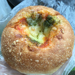 むぎこ製パン所 - マルゲリータ 自家製トマトソースにバジルソースとチーズ 280円。