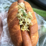 むぎこ製パン所 - ホットドック 自家製シュークルートのせ（キャベツの白ワイン煮）230円。