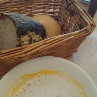 ダン ル シエル - 香ばしく程よい酸味のライ麦パン、丸い白パンなど2種の自家製パン