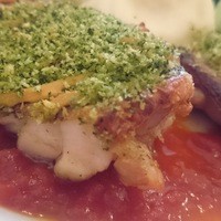 ダン ル シエル - 分厚い鶏もも肉にカリカリ香ばしいパン粉とマスタード、コク深い、トマトソースが絶妙なハーモニー