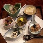 ゆうがた - お造り、小茄子の白和え、筍の真蒸煮、ほたるいかの酢味噌和え、根みつばとわらびの出汁ジュレがけ、里芋田楽