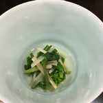 花小路 さわ田 - 春菜のおひたし。出汁がきいて最高！
      ウド、ハマボウフウ、菜の花、もやしなど。