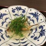 花小路 さわ田 - 稚鮎のから揚げ。餡はピリ辛です