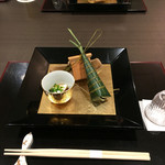 花小路 さわ田 - 金の器は鯛の白子
      屋形船は煮鮑、鯛のたまご、オクラの煮こごり
      ちまきの中は甘鯛のお寿司