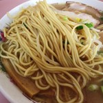 中華そば くにおか - エッジの効いた角断面で低加水のストレート中細麺