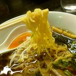 鴨川ラーメン 初代高岡家 - 麺は細めの縮れ麺です