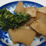 食堂しげ - タケノコの煮たやつ。緑のは大根の葉っぱかな？
