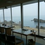 シーサイド　 - 店内から海が見えます。曇なのが残念でした。