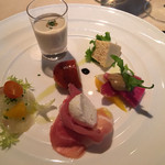 ジャルディーノ - アンティパスト（白身魚カルパッチョ、パルマ生ハム、毛ガニのスフォルマート、バーニャカウダ）