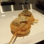 串揚げ 串の実 - 小たまねぎ　比内地鶏のレバーペースト&フォアグラ乗せ
