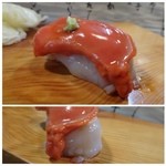 弘寿司 - なんと赤いものは「帆立の卵巣」なのですよ。厚みのある「帆立」にのせられています