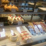 パティスリーカワグチ - 店内ショーケース