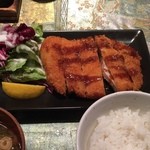 和 DINING 月 - 日替わり定食の豚カツ定食 800円をいただいた。サクサクというよりバリバリだったのが残念。