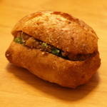 ブーランジュリー グウ - えんどう豆とひよこ豆と牛肉のラグー、菜の花のリュスティックサンド