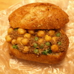 ブーランジュリー グウ - えんどう豆とひよこ豆と牛肉のラグーと菜の花、開けてみた