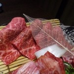 米沢牛焼肉 仔虎 - 極み盛（5292円）・・上ロース・特選カルビ・サイコロステーキの3品。