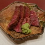 季節料理 成 - ステーキ、その場で擂ったわさびを付けて