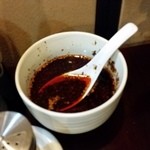 西安刀削麺酒楼 - 鉢の中はラー油