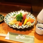 Tsuru Zushi - お造り盛り合わせ＆燗酒（賀茂泉）