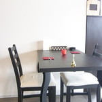 ポテンツァ - 黒く塗った木製のテーブルと椅子