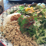 Chai Tea Cafe - 鶏肉と香味野菜のサラダガパオ