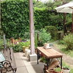 ダン-ドゥ-リオン - テラス席から庭と池の眺めを楽しめます