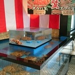 柏 甲羅本店 - 店内。  カニがお出迎え