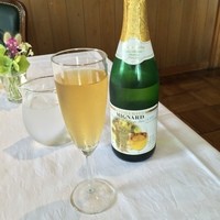 ウシマル - ワイン用のブドウで作ったストレート果汁100％スパークリンググレープジュース グラス（700円）