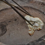 ビスヌ - 約2分でプックリと膨らんで良い色になってきました！そろそろ食べごろです！棒を使って剥します。