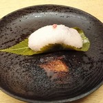 白 - 出来上がりました桜餅    桜の葉は  太い葉脈は包丁でそぎ食べやすく  してます
      道明寺も細かく   上品でした
      