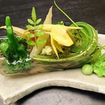 白 - 見てください   春野菜の麗しさ  瑞々しさ    菜の花なんか逆立ちしています
                                一つずつ作られ   まるで生け花のようです  拍手〜〜〜ぱちぱち