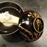 白 - 春の桜のお椀素敵です   お味はもちろん  言うに及ばず  です(笑)
      